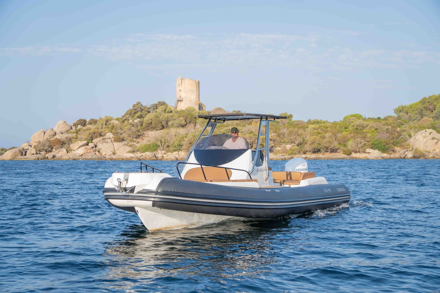 Lisca III, semi-rigide à cabine Fanale Marine, au large de la Corse-du-Sud