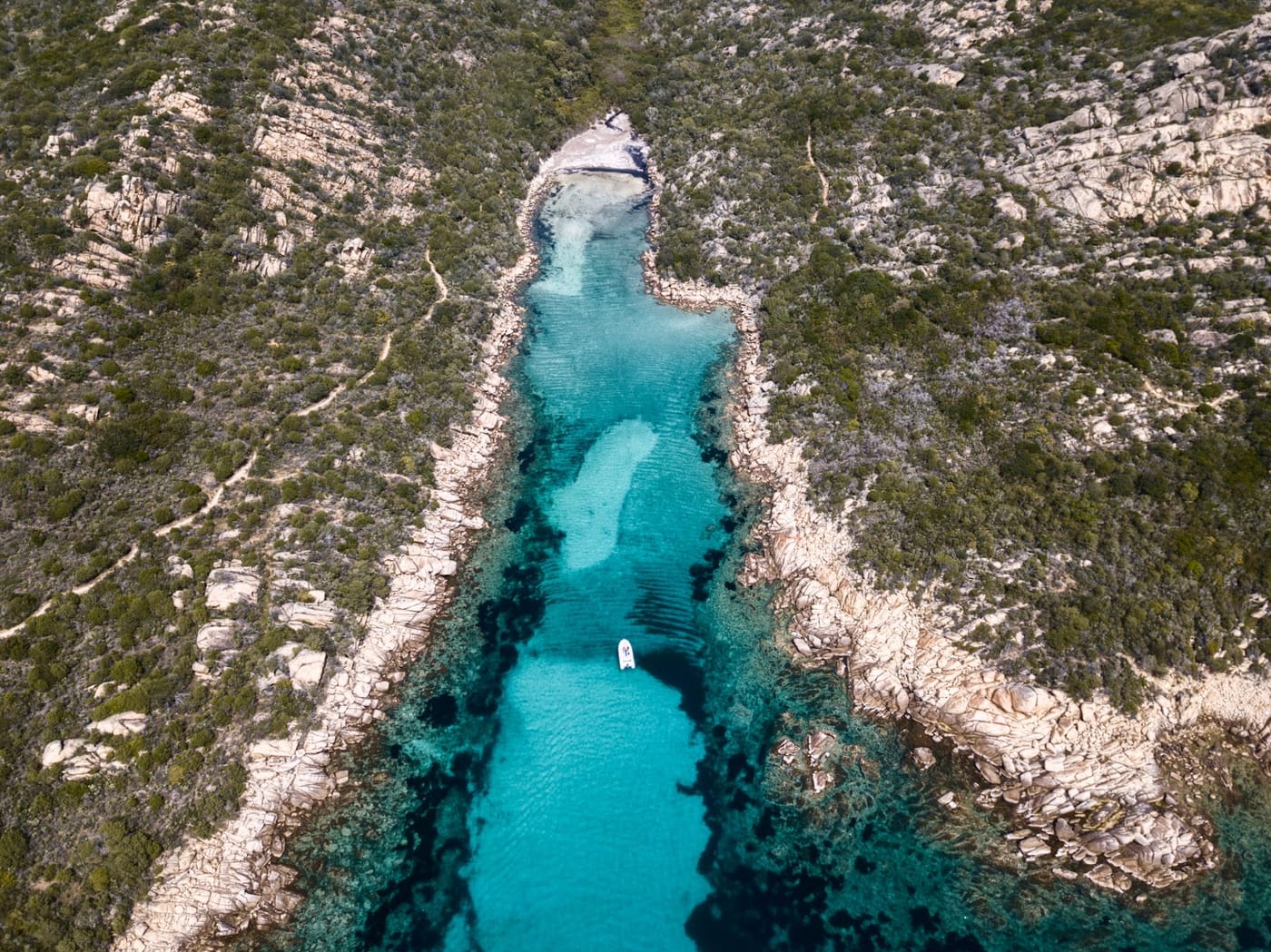 Crique secrète de Corse-du-Sud accessible uniquement par la mer
